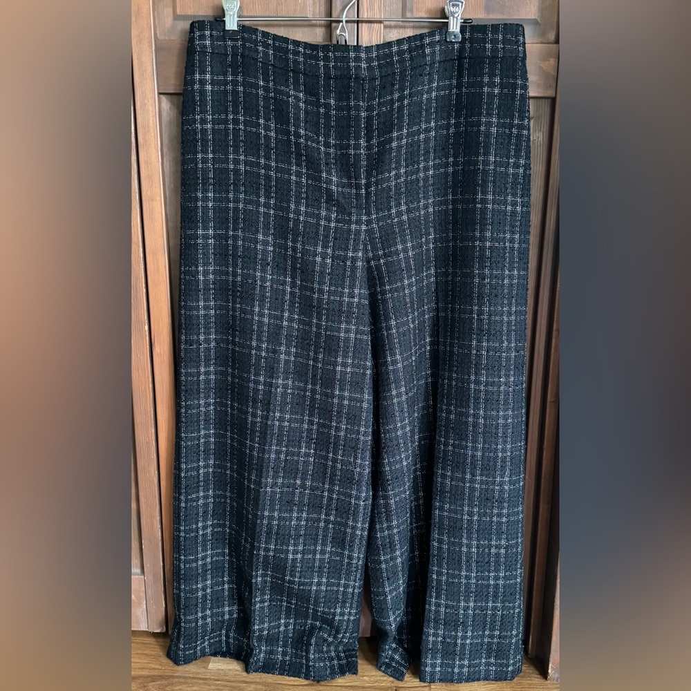 Ann Taylor Black and Gold Cropped Trousers